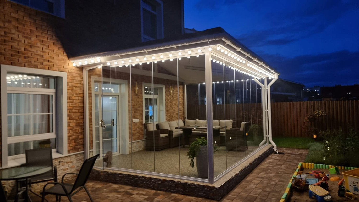 Royal Family ZORRO PLUS коричневый комплект плетеной мебели: уголок отдыха на светлой террасе